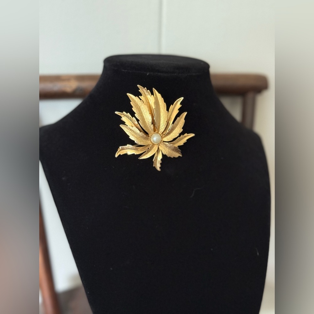 Vintage brushed gold leaf brooch